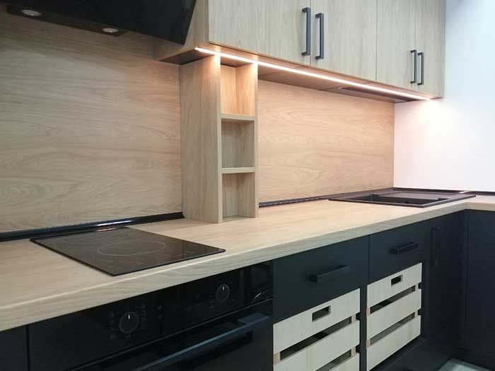 глянцевая угловая кухонная мебель