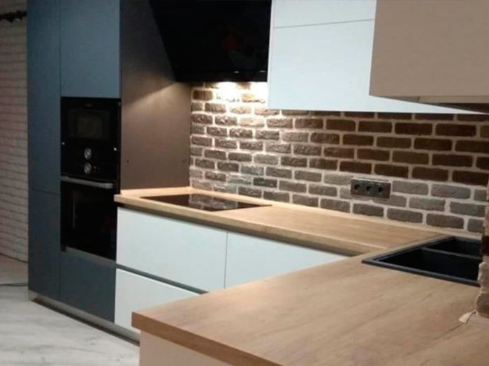 угловая кухня из массива сосны синего цвета