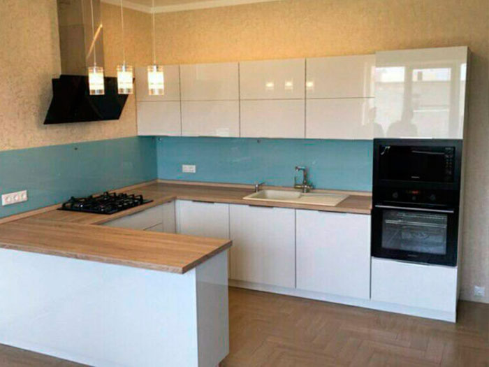 кухня угловая с островом под дерево